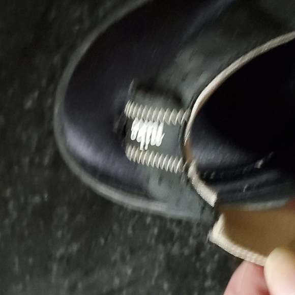 Womens Nike Flip-flops. Sz 8. Damage on one. See Photos. - Picture 6 of 7